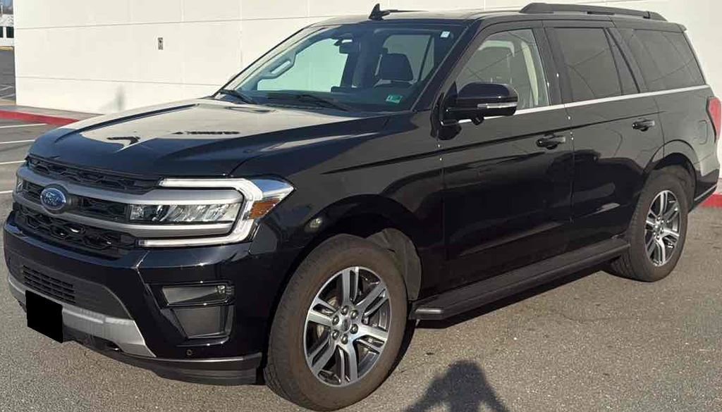 Used 2024 Ford Expedition XLT image 3