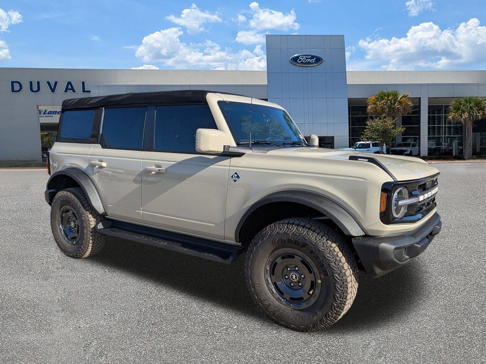 New 2025 Ford Bronco Outer Banks w/ Sasquatch Package AWD/4WD image 2