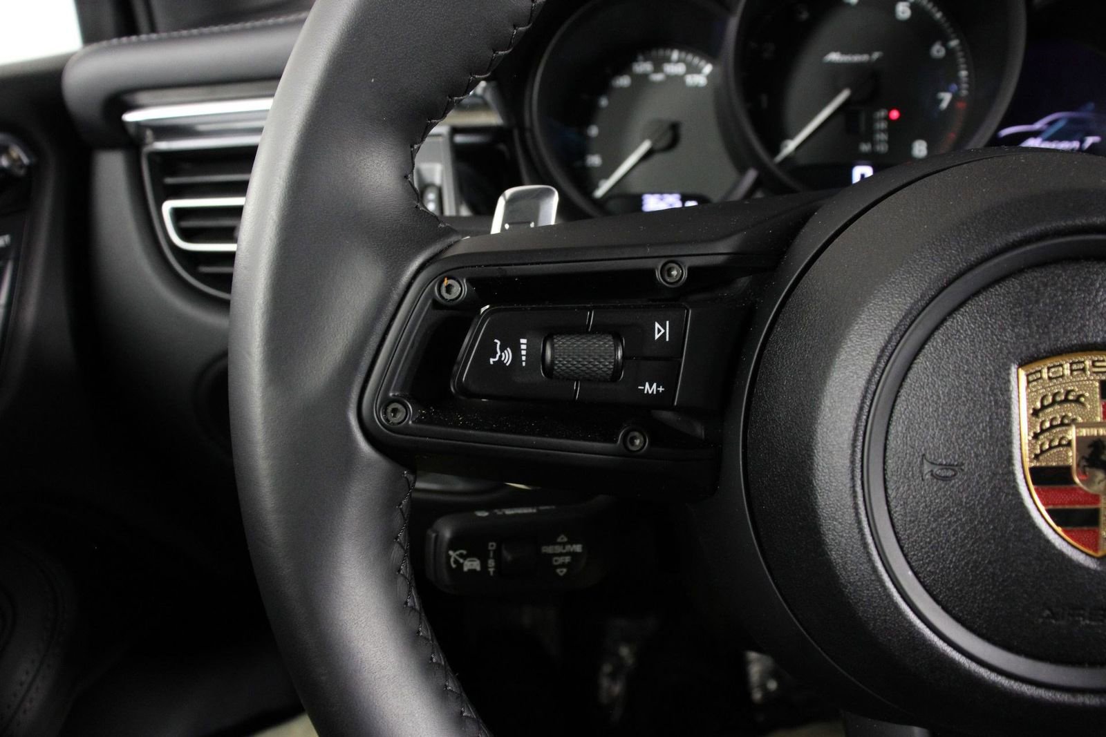 Certified 2025 Porsche Macan Turbo image 14