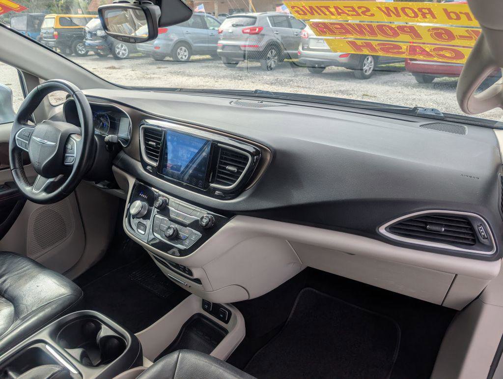 Used 2017 Chrysler Pacifica Touring-L FWD image 20