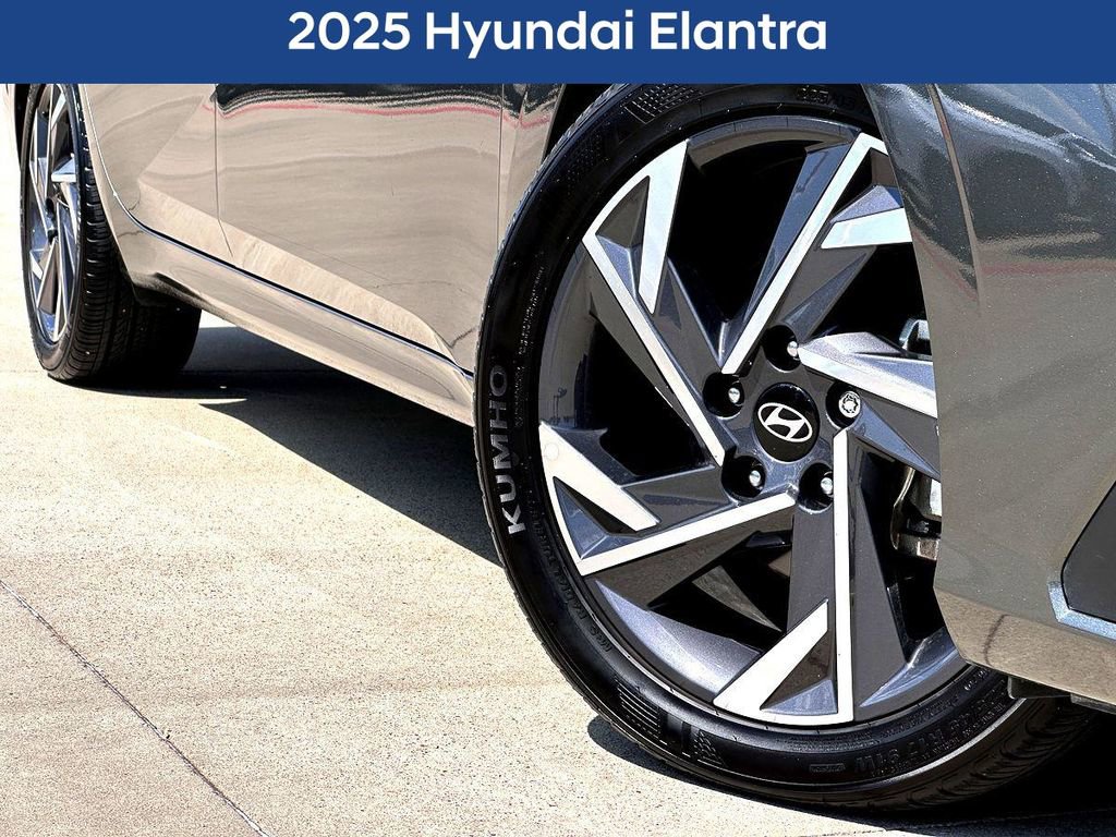 Used 2025 Hyundai Elantra Sport image 2