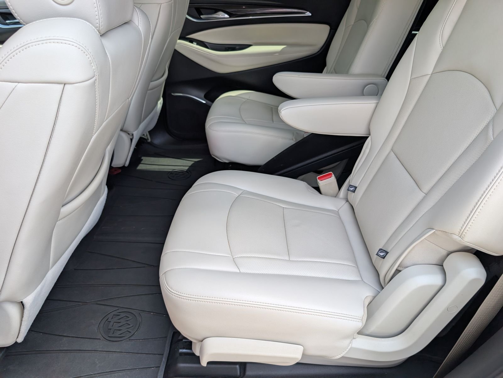 Used 2023 Buick Enclave Essence FWD image 28
