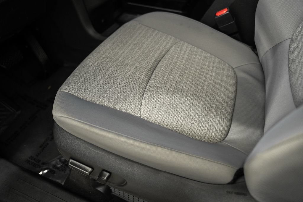 Used 2025 Toyota Sienna LE FWD image 33