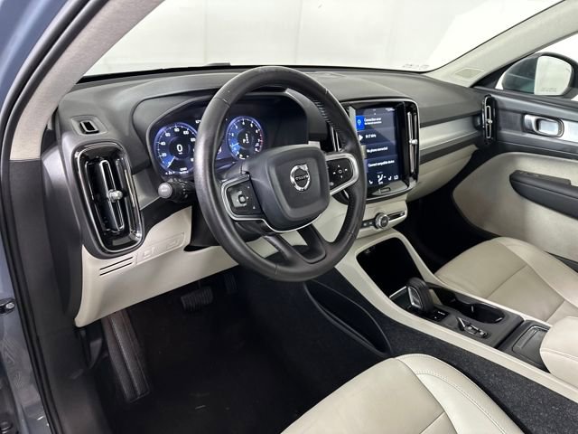 Used 2020 Volvo XC40 T5 Momentum image 13