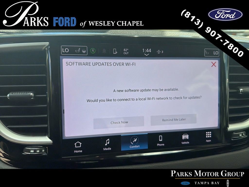 Used 2024 Chrysler Pacifica Touring-L image 8