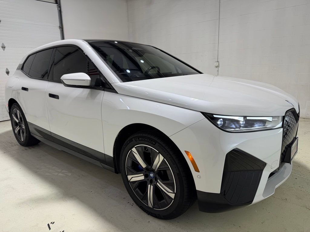 Used 2023 BMW iX xDrive50 w/ Sport Package AWD/4WD image 3