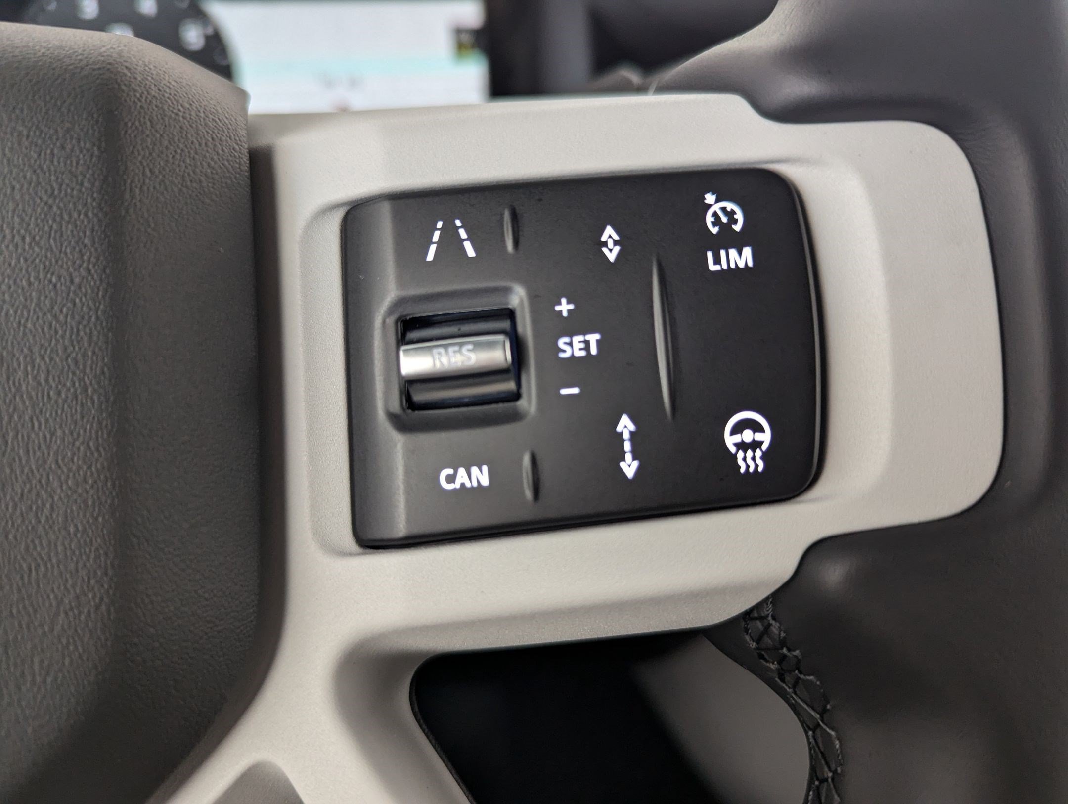 Used 2026 Land Rover Defender 130 X-Dynamic SE AWD/4WD image 18