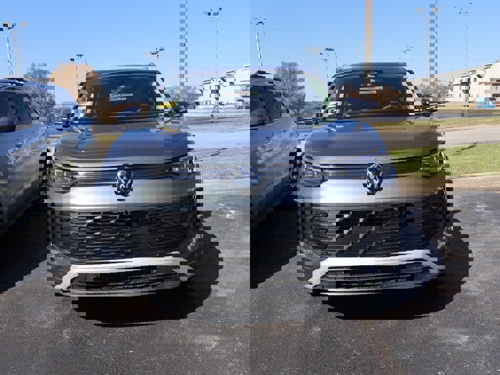 Used 2025 Volkswagen Tiguan SE image 7