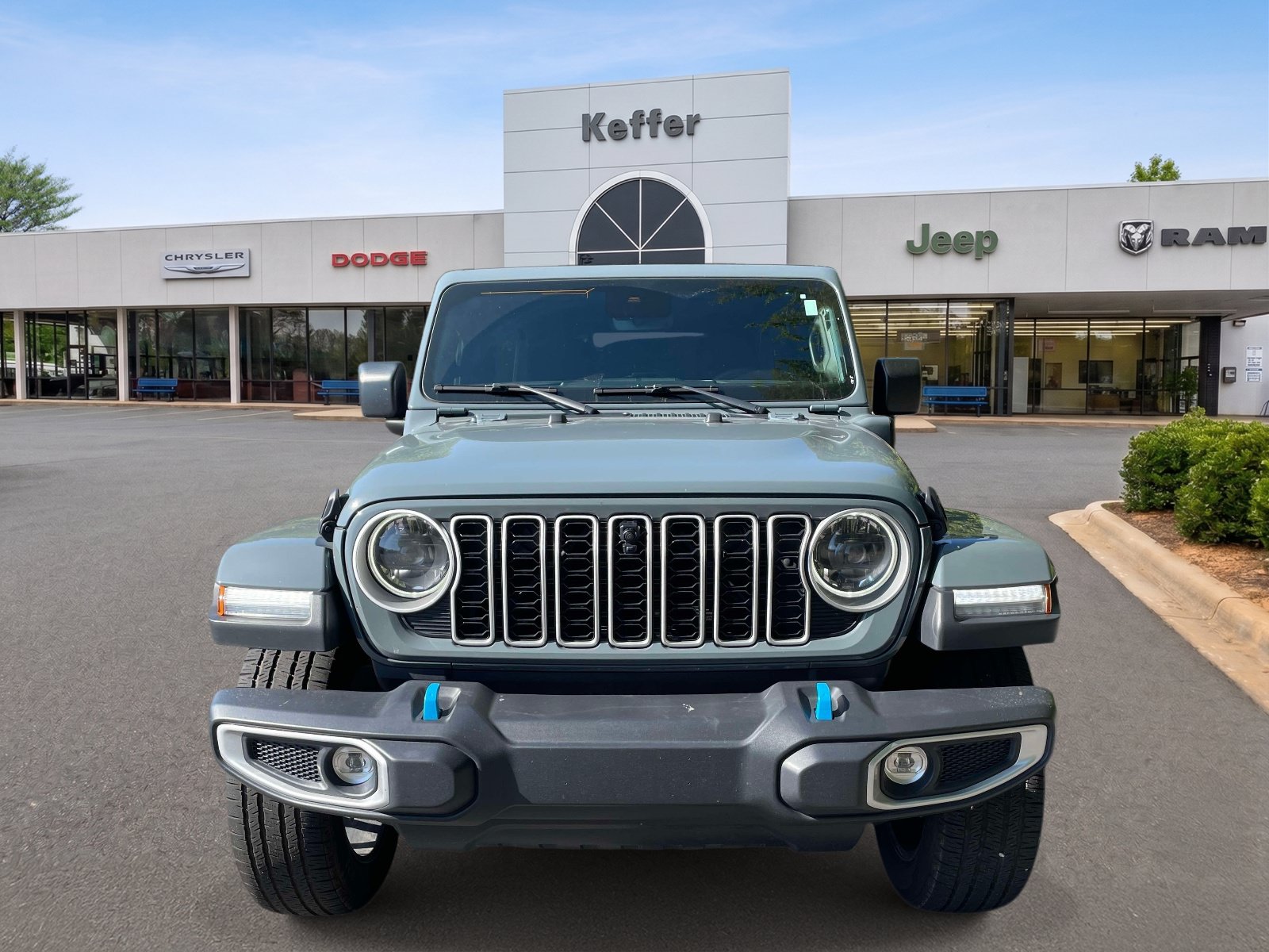 Used 2024 Jeep Wrangler Unlimited Sahara w/ Technology Group AWD/4WD image 2
