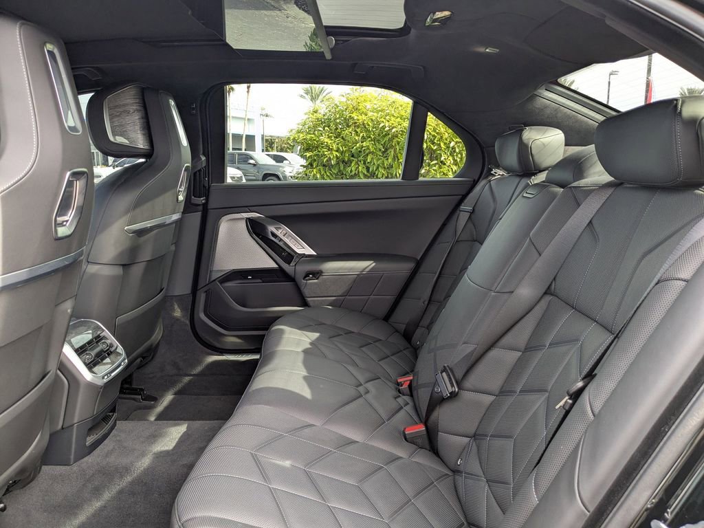 Used 2025 BMW 760i xDrive w/ Executive Package image 13