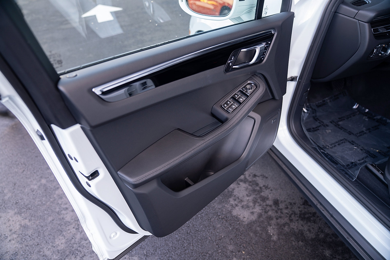 Certified 2025 Porsche Macan Turbo AWD/4WD image 16