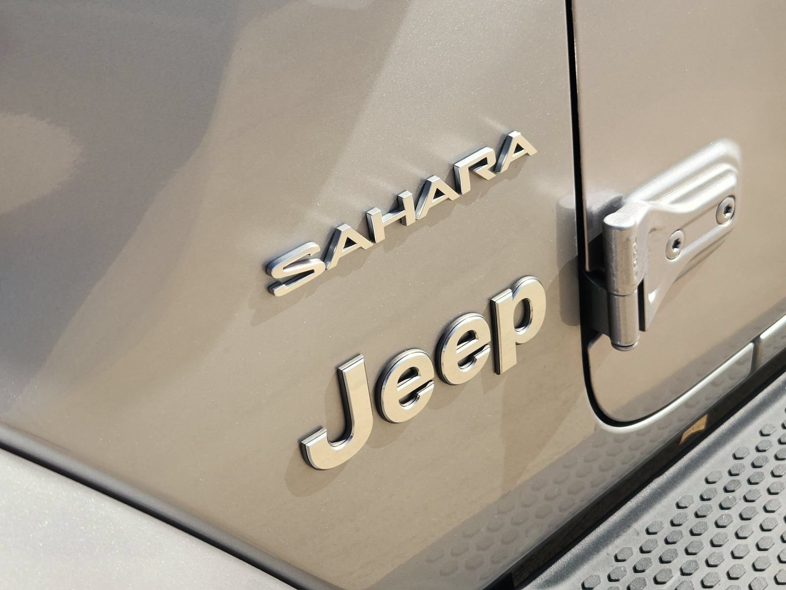 Used 2018 Jeep Wrangler Unlimited Sahara AWD/4WD image 12