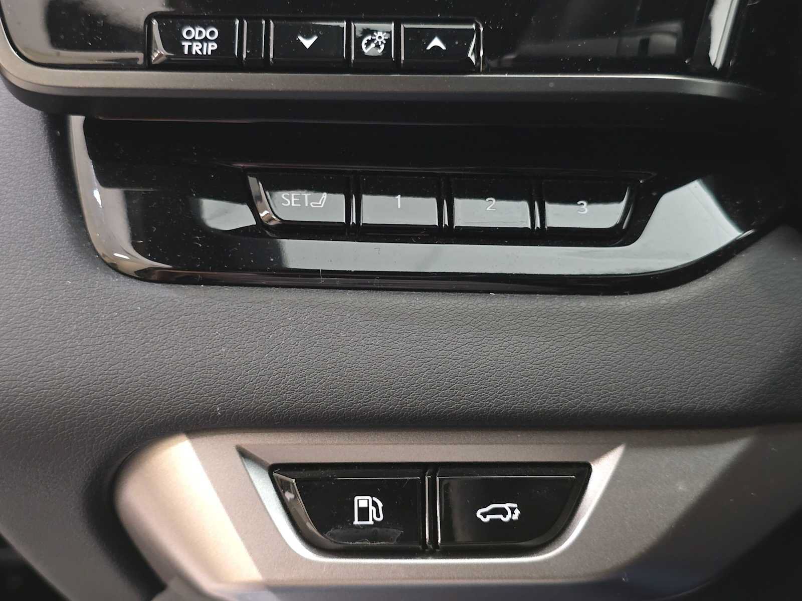 Used 2025 Lexus RX 450h AWD w/ Convenience Package image 17
