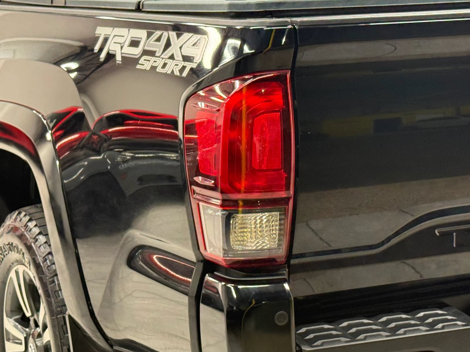 Used 2018 Toyota Tacoma TRD Sport AWD/4WD image 12