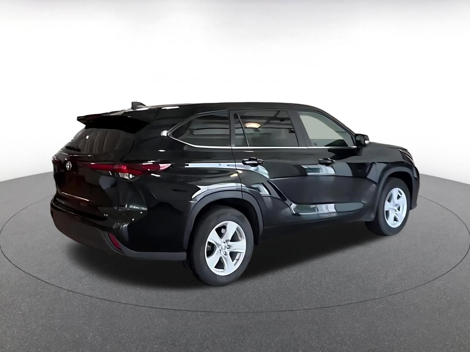 Used 2025 Toyota Highlander LE FWD image 14