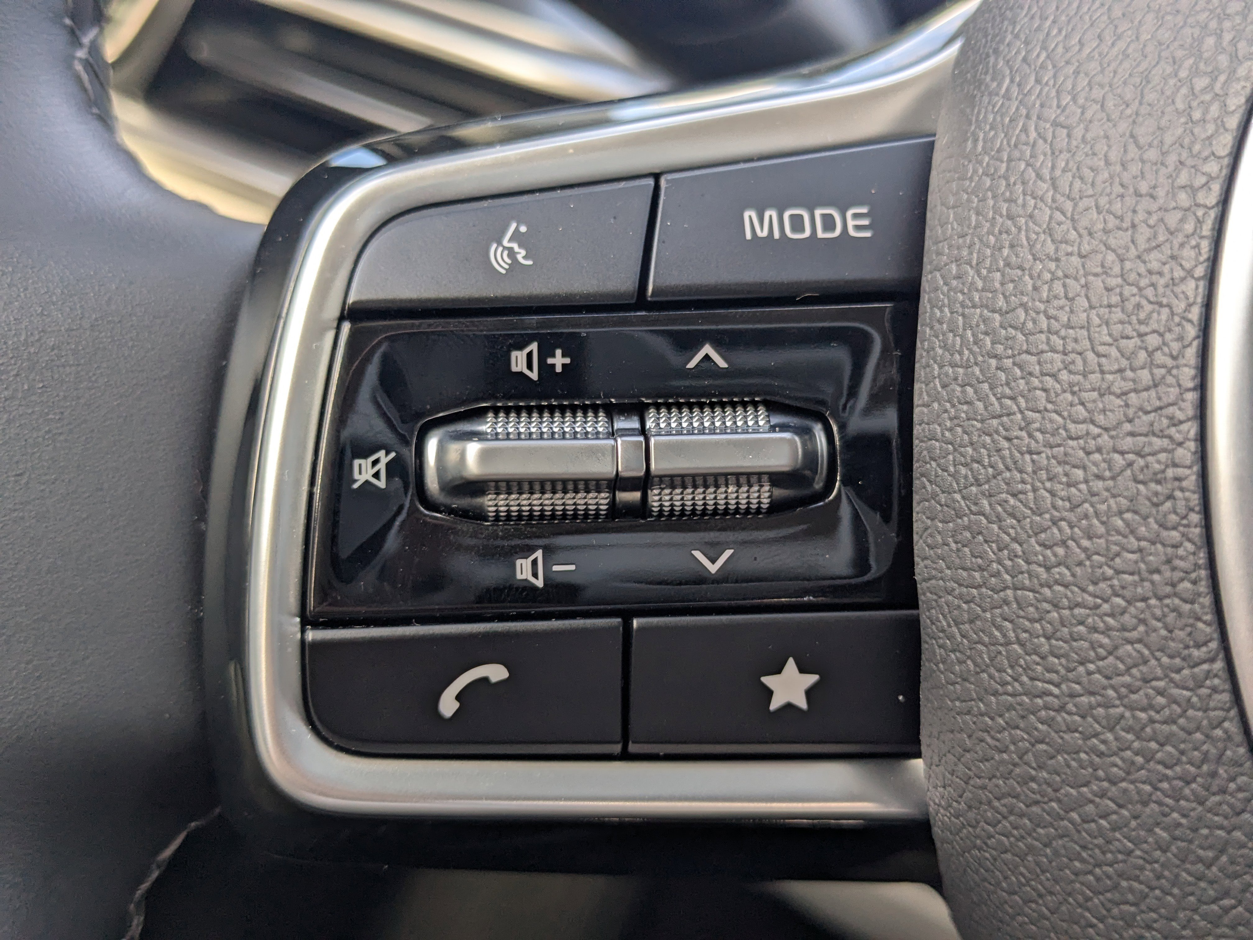 Certified 2025 Kia Sorento S w/ Panoramic Sunroof Package image 37