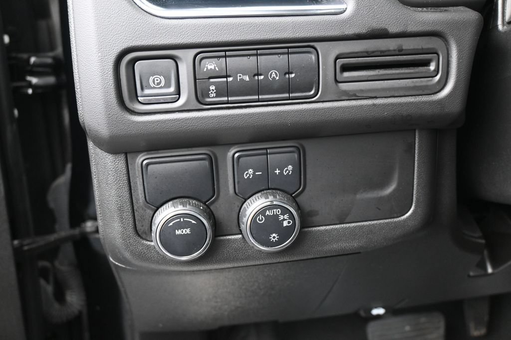 Used 2024 Chevrolet Suburban LT RWD image 16