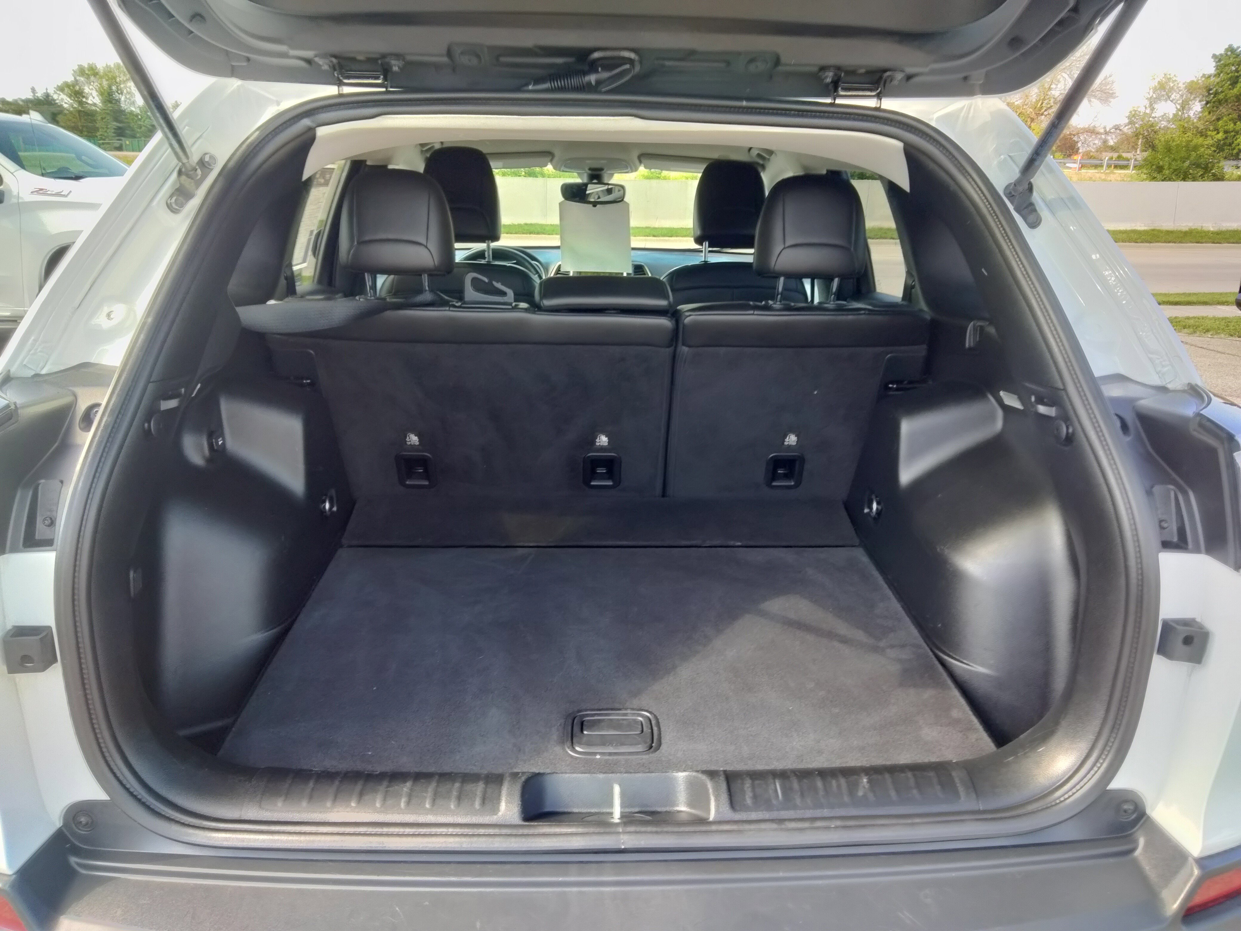 Used 2019 Jeep Cherokee Trailhawk w/ Cold Weather Group image 11