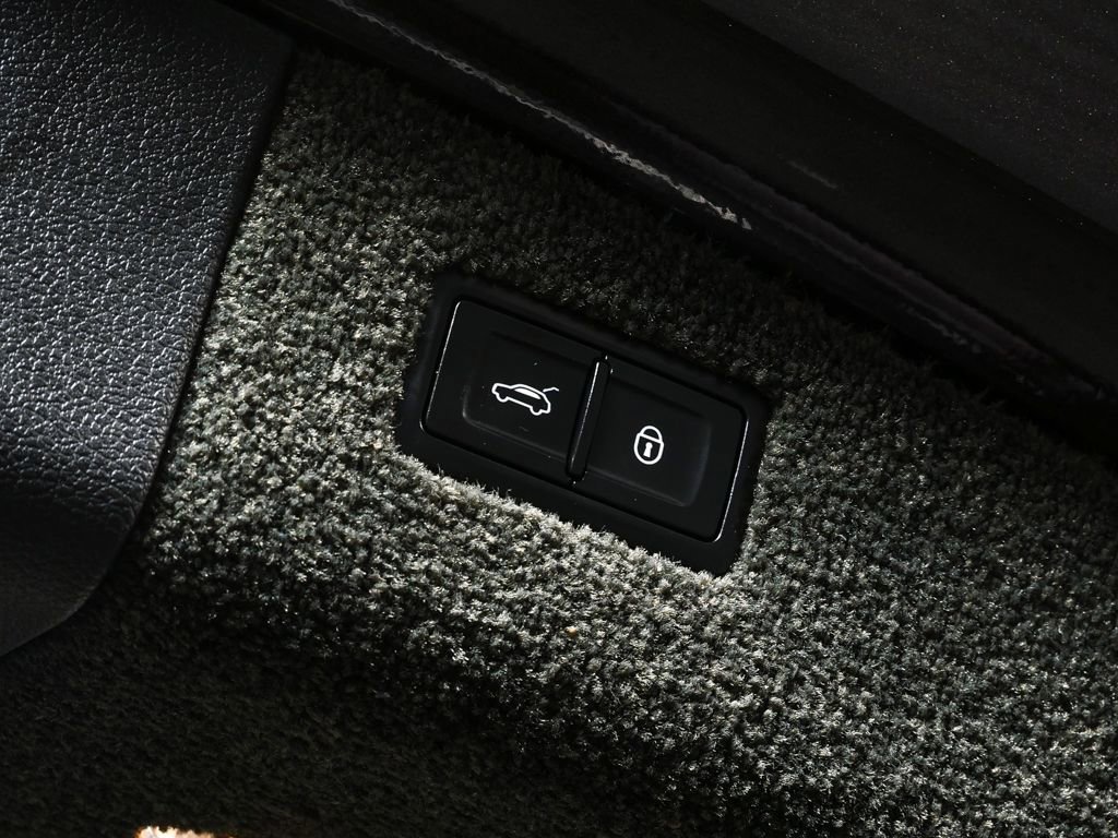 Used 2017 Bentley Bentayga image 32