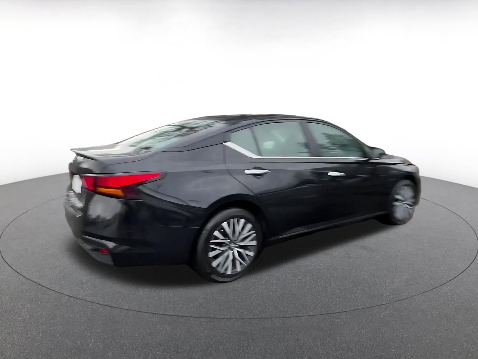 Used 2025 Nissan Altima 2.5 SV image 14