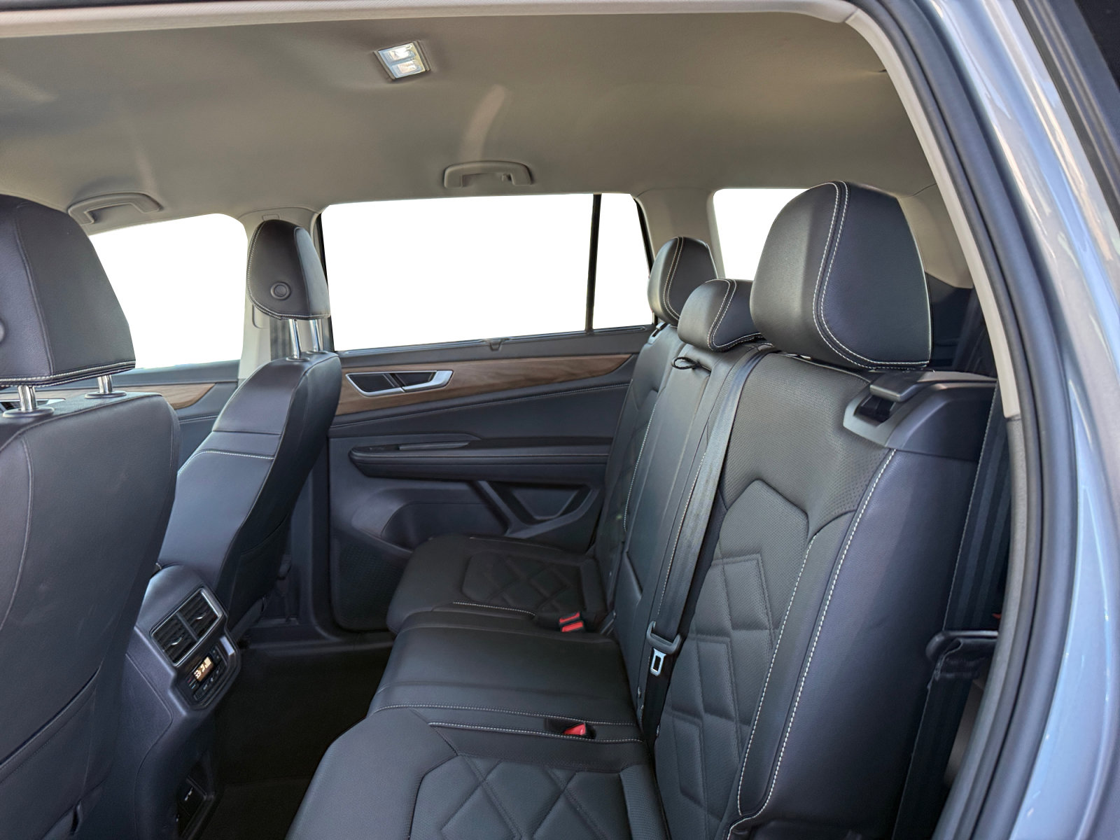 Used 2025 Volkswagen Atlas SE FWD image 11