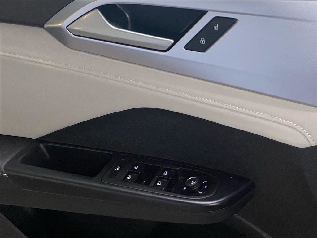 Used 2025 Volkswagen Taos SE image 19