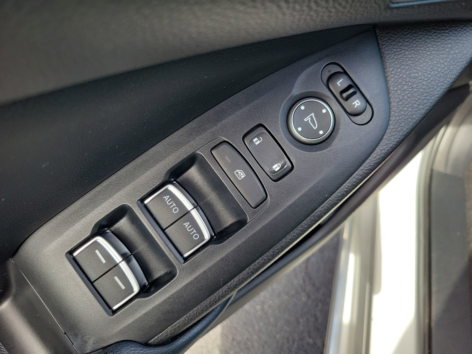 Used 2018 Honda Accord EX-L image 18