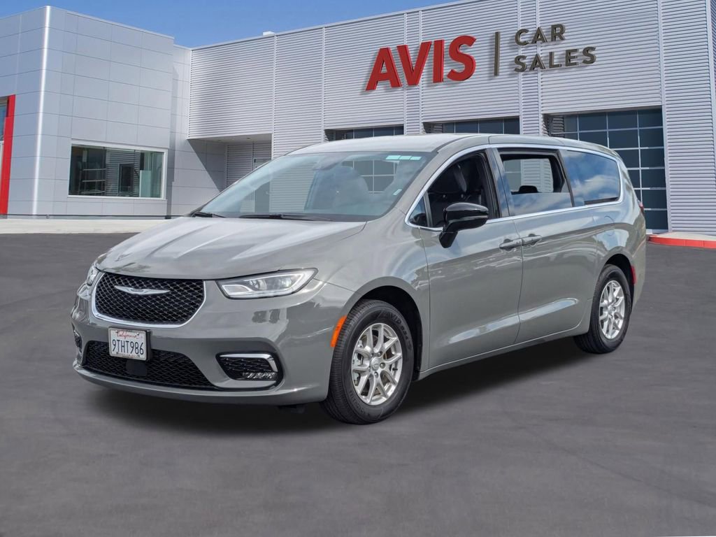 Used 2025 Chrysler Pacifica Select