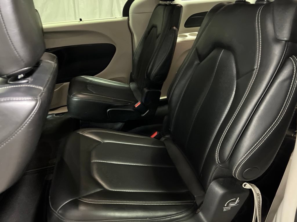 Used 2023 Chrysler Pacifica Touring-L FWD image 15