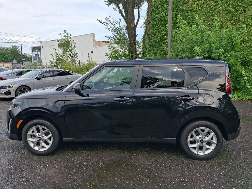 Used 2025 Kia Soul LX w/ LX Technology Package FWD image 2