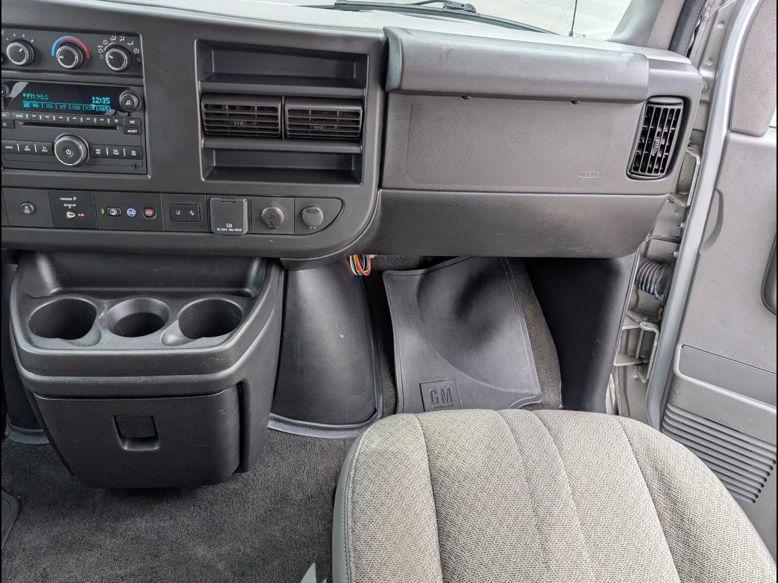Used 2021 Chevrolet Express 3500 LT w/ LT Preferred Equipment Group RWD image 9