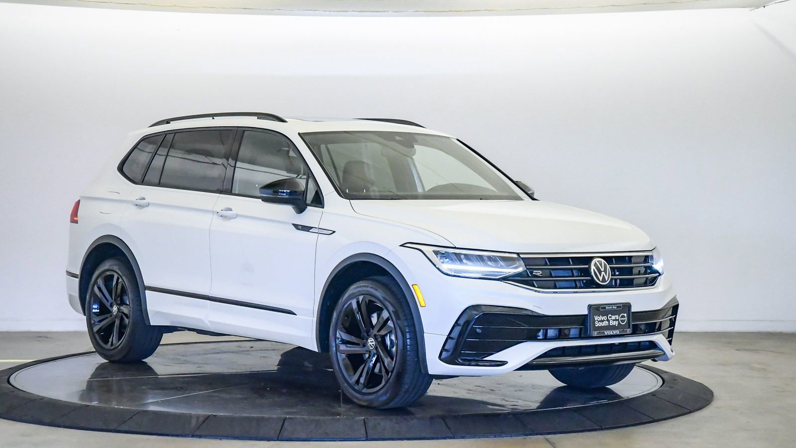 Used 2023 Volkswagen Tiguan SE R-Line image 6