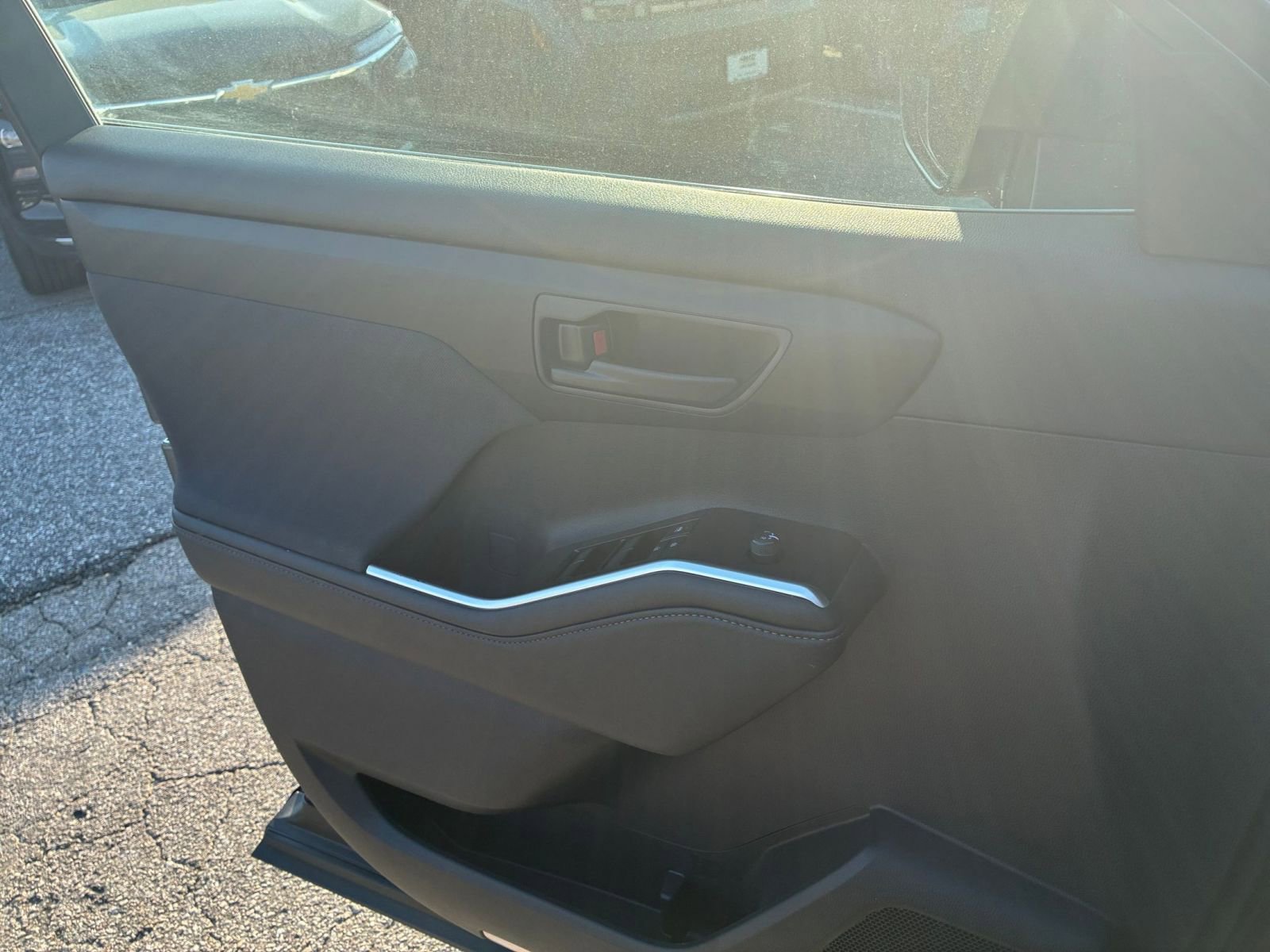 Used 2025 Toyota Highlander LE FWD image 18