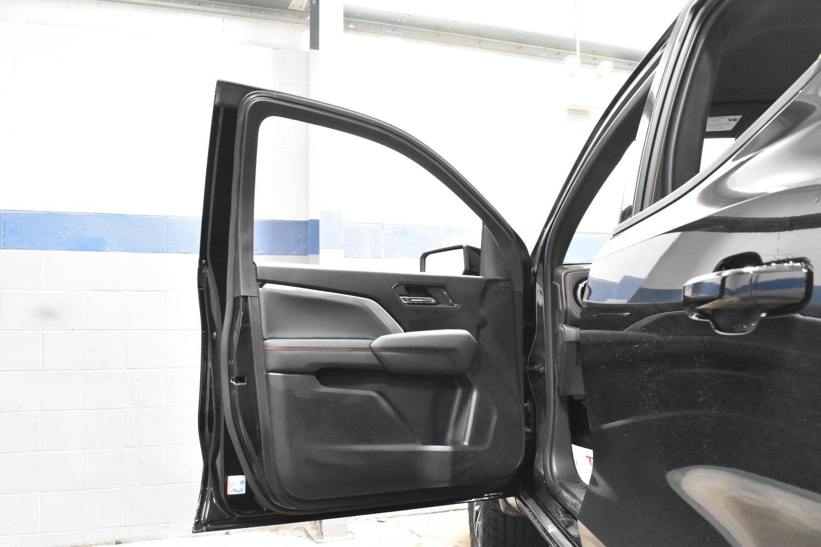 Used 2023 Chevrolet Colorado Z71 w/ Z71 Convenience Package 2 image 11