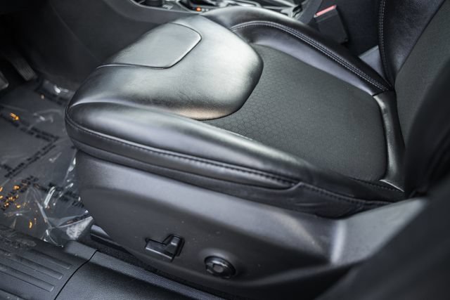 Used 2019 Jeep Cherokee Latitude Plus AWD/4WD image 35