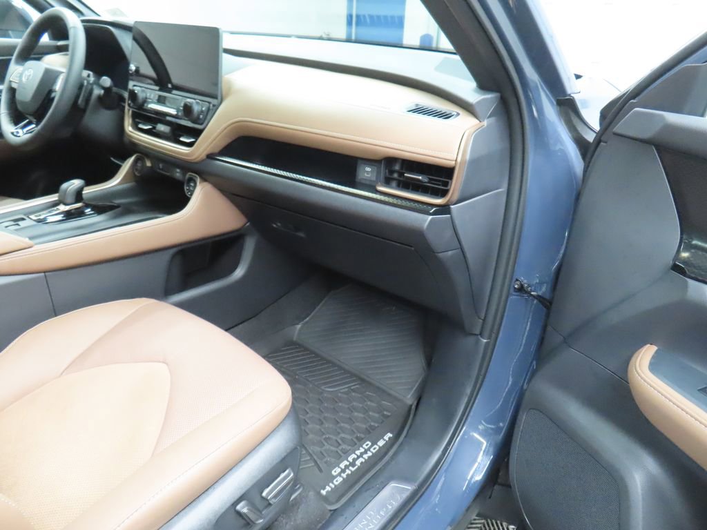 Used 2025 Toyota Grand Highlander AWD Hybrid image 35