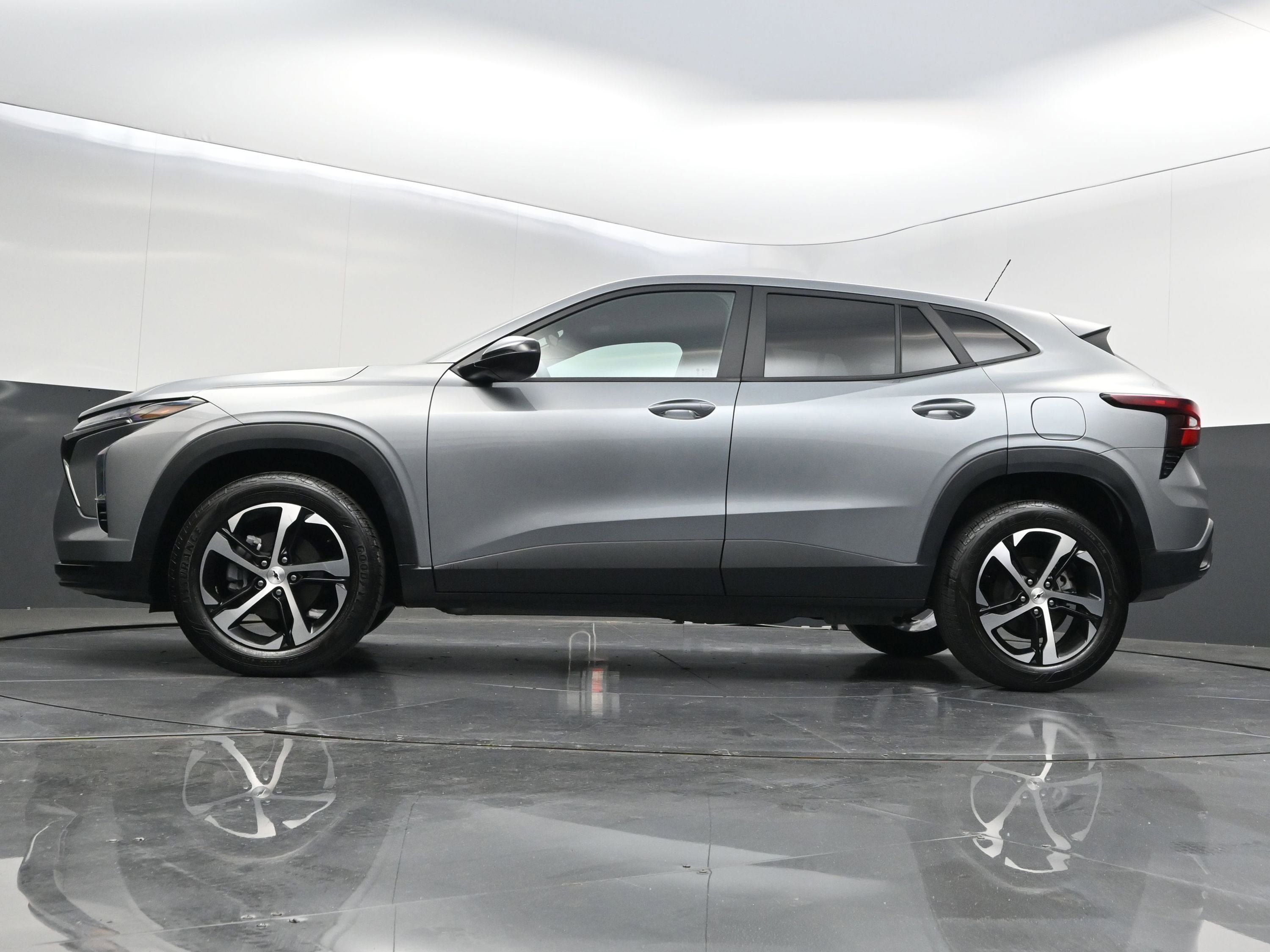 Used 2024 Chevrolet Trax RS w/ Driver Confidence Package FWD image 34