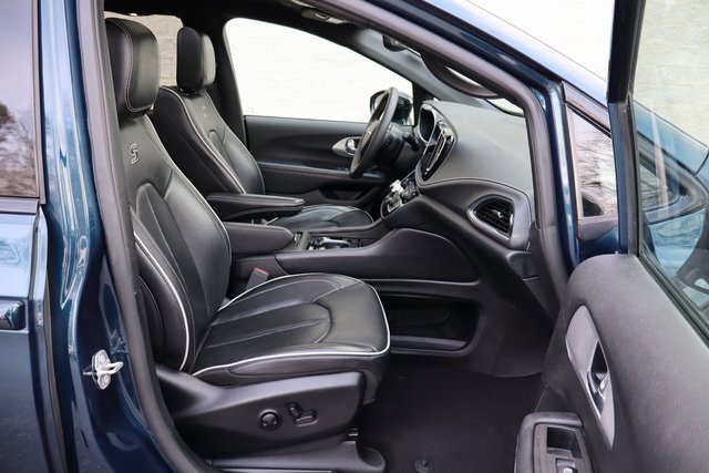 Used 2025 Chrysler Pacifica Limited image 31
