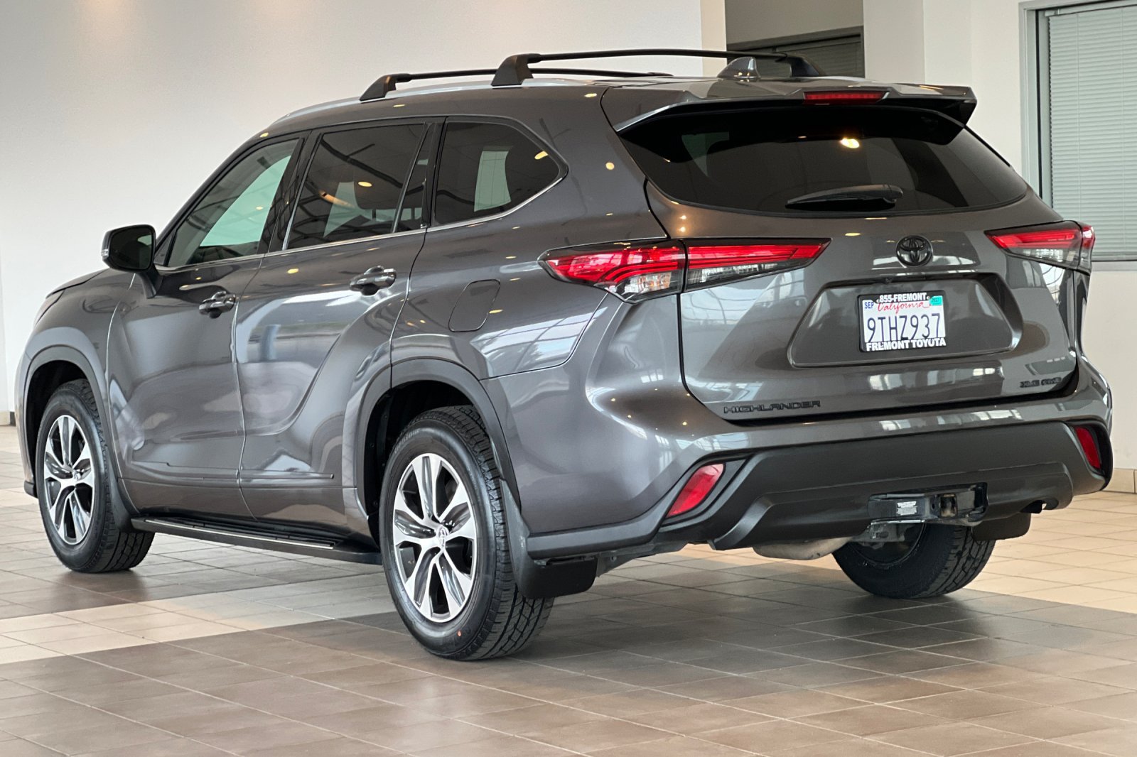 Used 2022 Toyota Highlander XLE AWD/4WD image 6