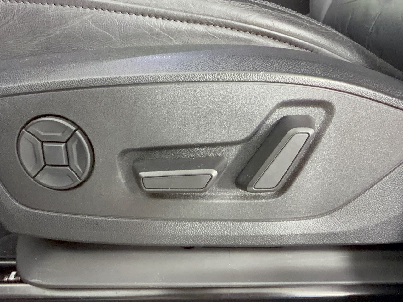 Used 2020 Audi Q3 2.0T Premium w/ Convenience Package AWD/4WD image 16