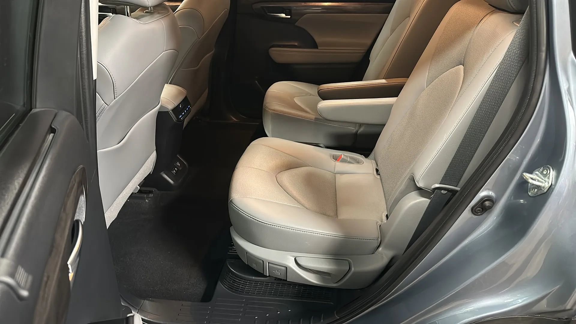 Used 2021 Toyota Highlander Limited image 11