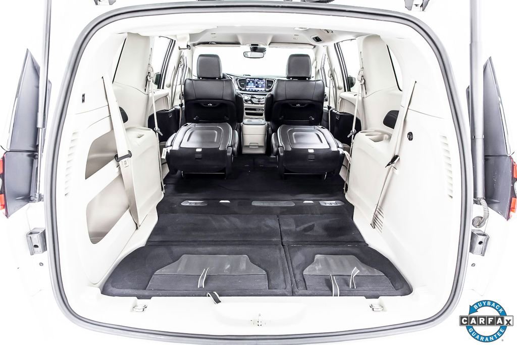 Used 2023 Chrysler Pacifica Touring-L image 37