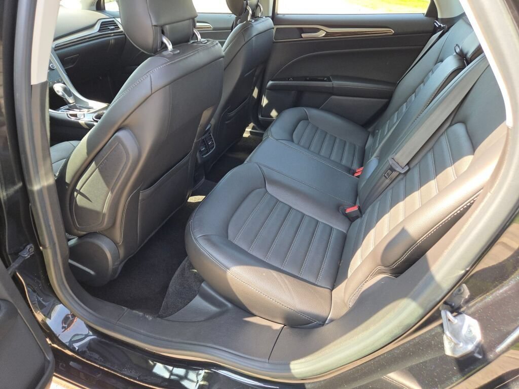 Used 2014 Ford Fusion SE w/ Equipment Group 202A FWD image 16
