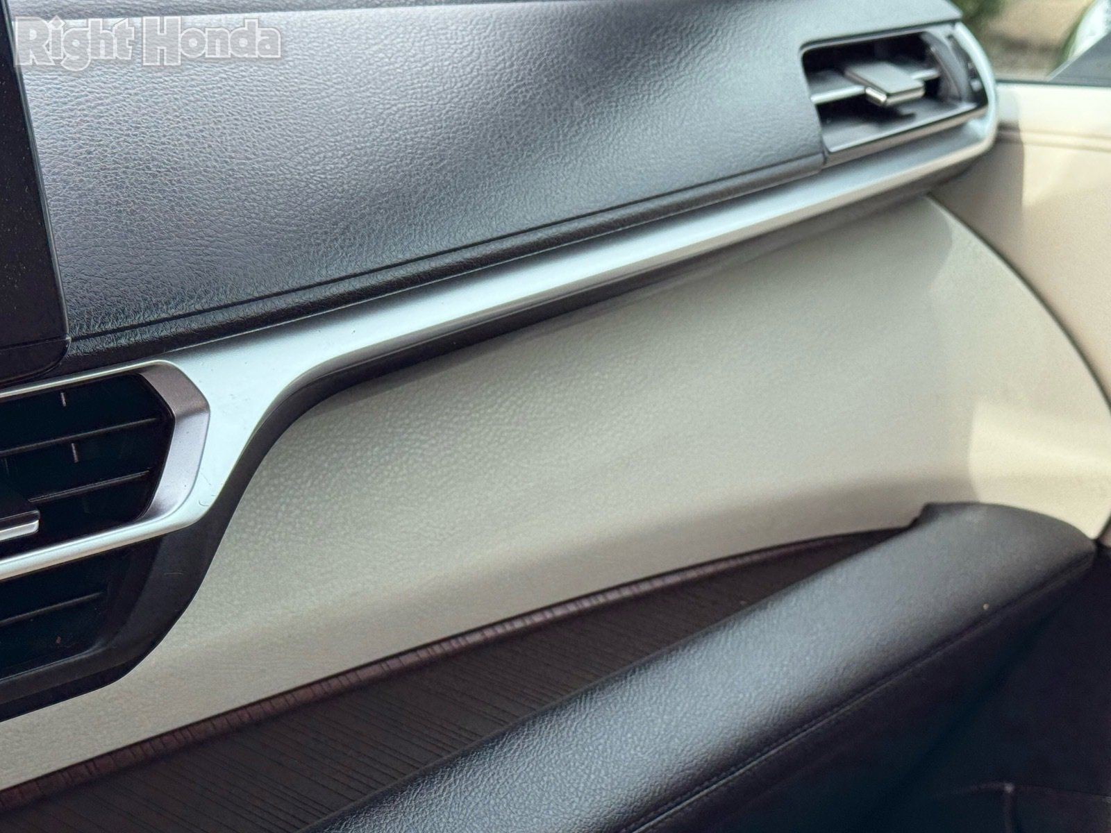 Used 2024 Toyota Sienna XLE image 25