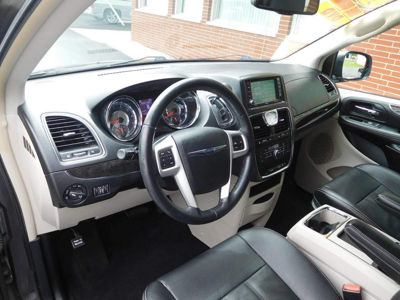 Used 2016 Chrysler Town & Country Touring image 16