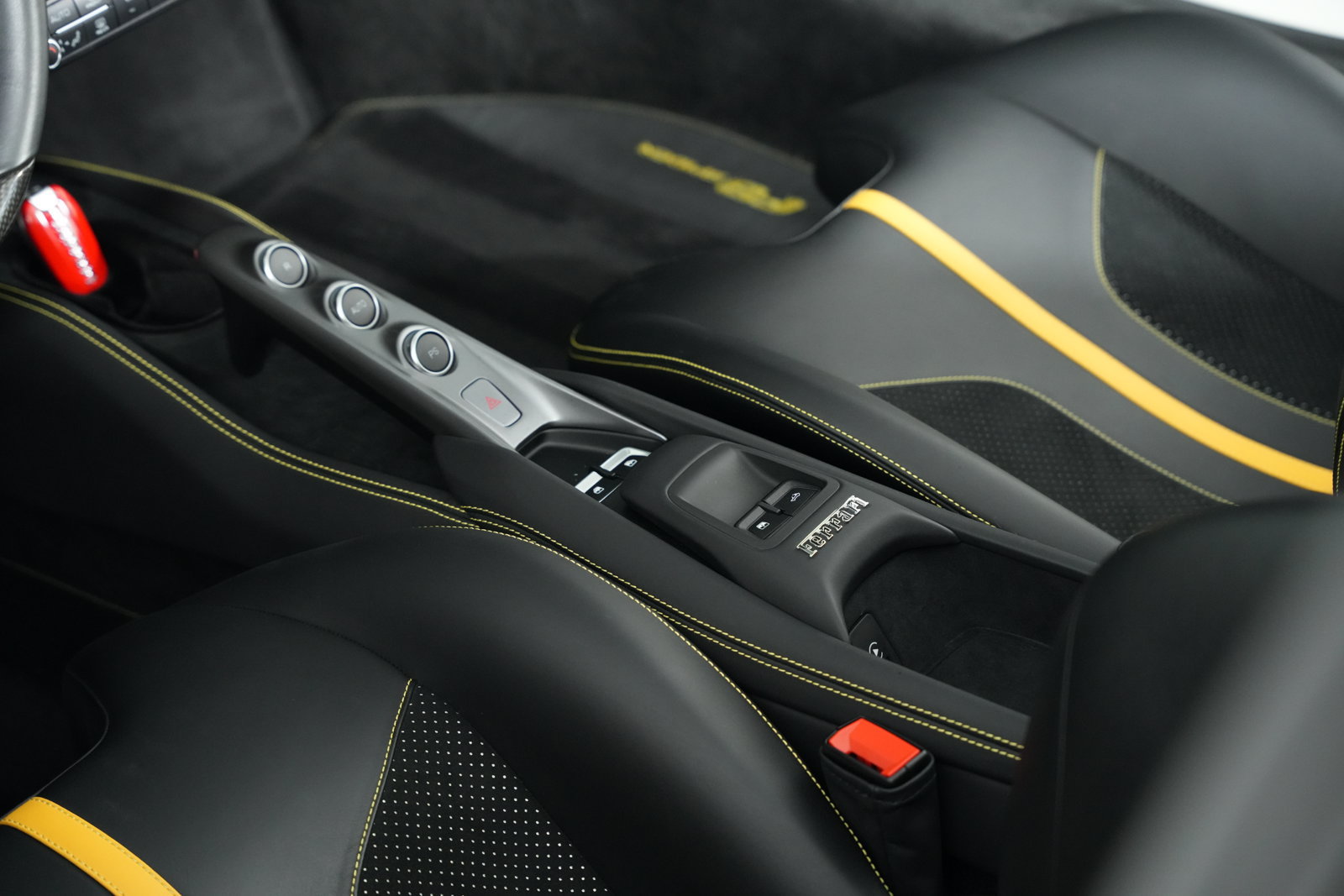 Used 2022 Ferrari F8 Spider RWD image 37