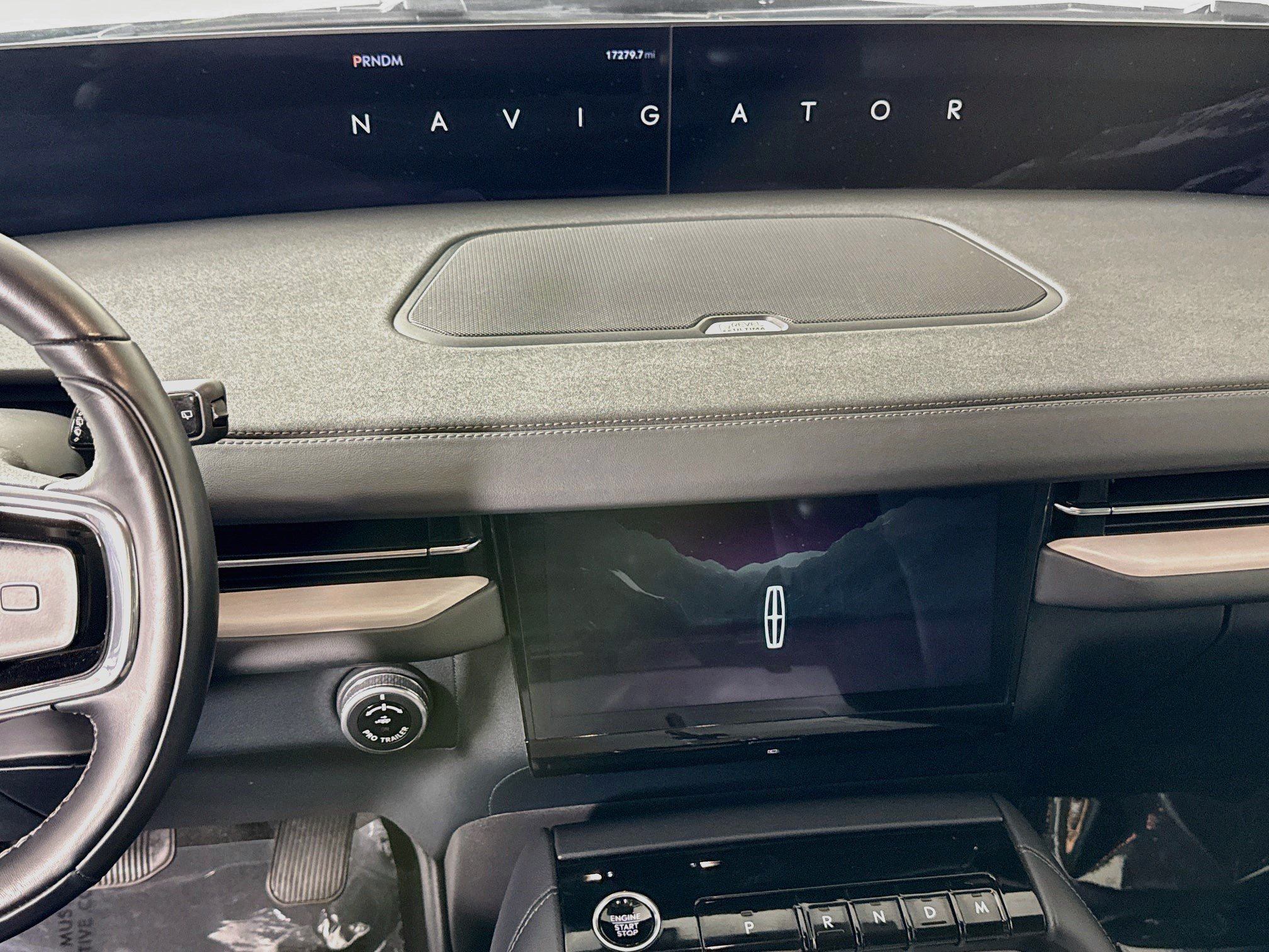 Used 2025 Lincoln Navigator Reserve AWD/4WD image 18