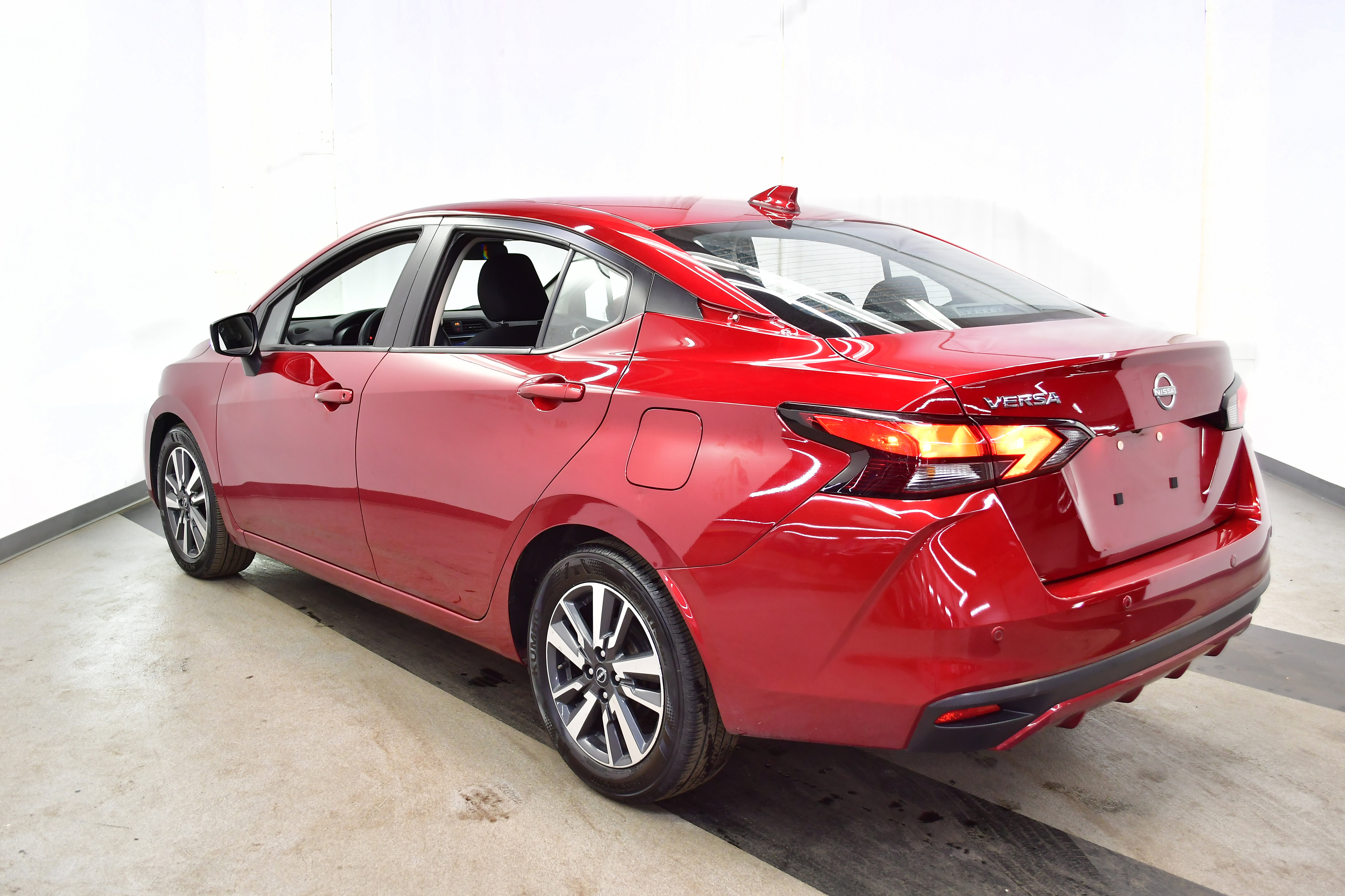 Used 2025 Nissan Versa SV image 5