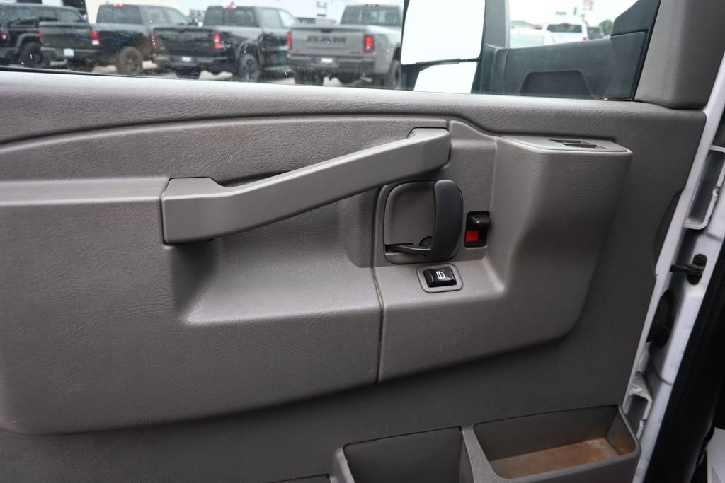 Used 2017 Chevrolet Express 3500 RWD image 18