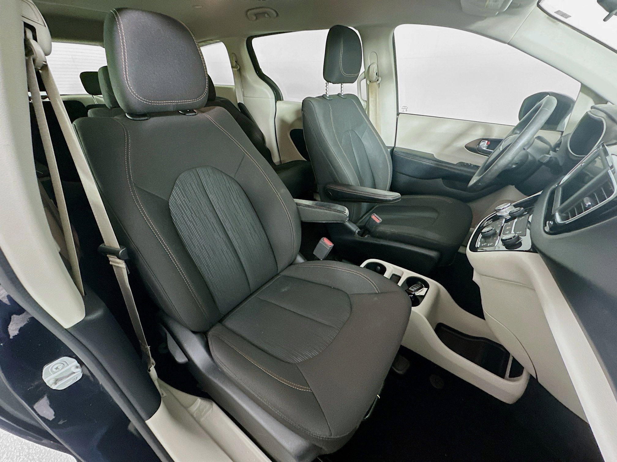 Used 2018 Chrysler Pacifica L image 30